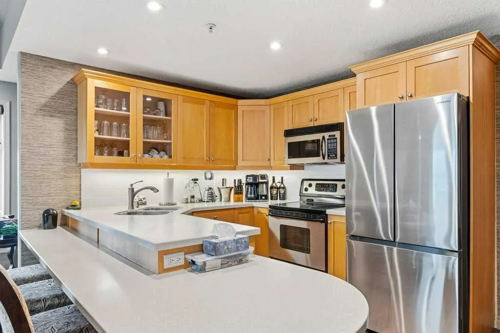5100 Lakeshore Drive #401