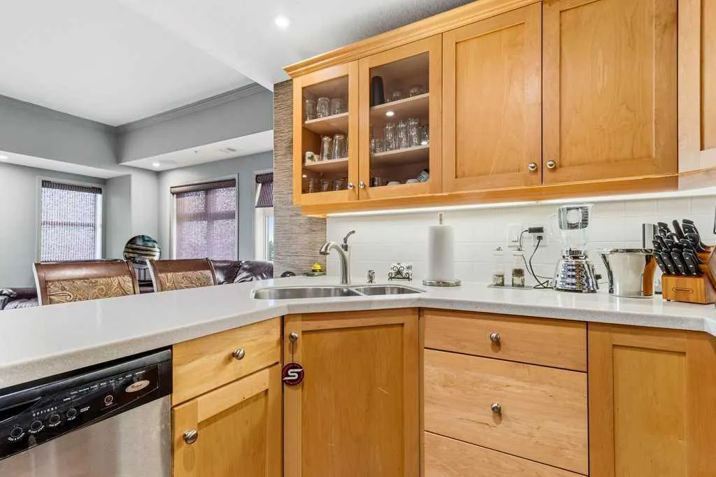 5100 Lakeshore Drive #401