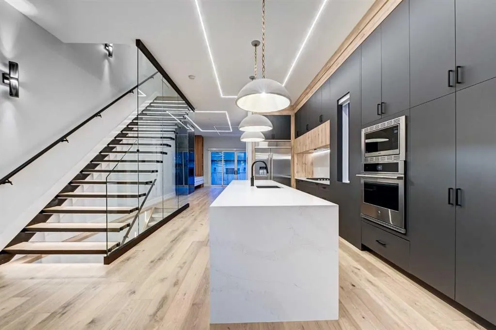 1904 13 Street SW