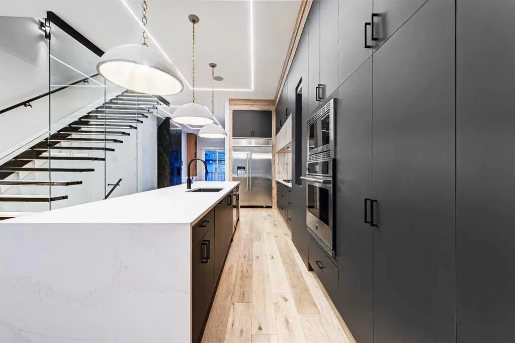 1904 13 Street SW