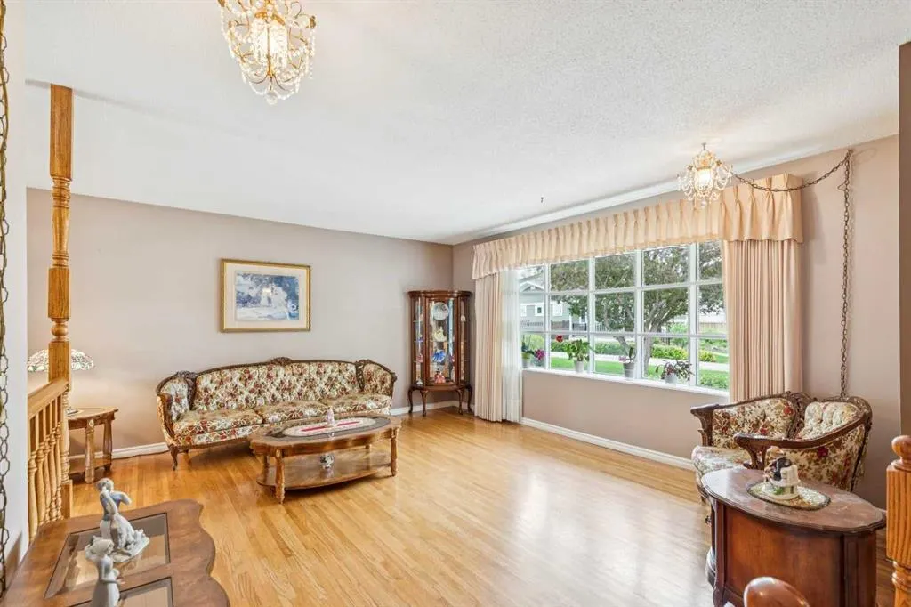 5036 Vallance Crescent NW