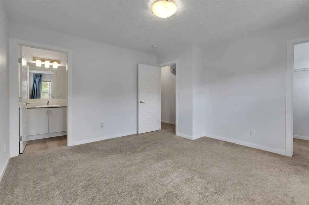 237 Cranbrook Square SE
