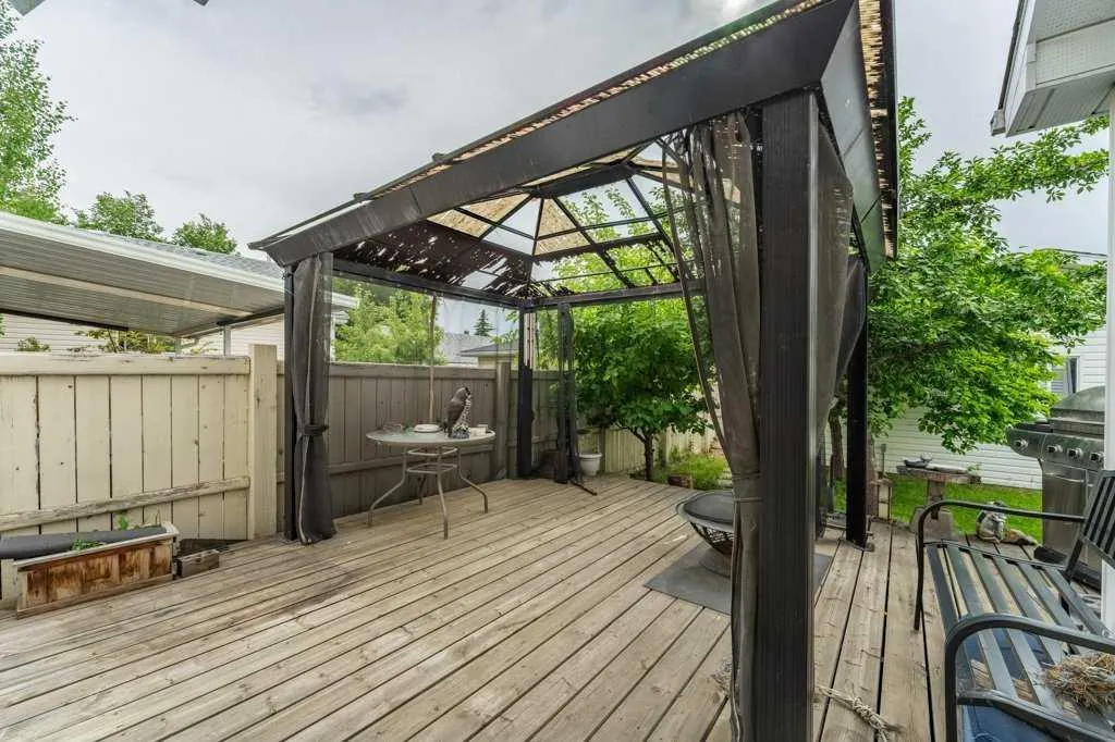 250 Mt Lorette Close SE