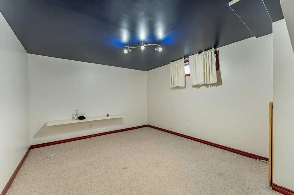 250 Mt Lorette Close SE