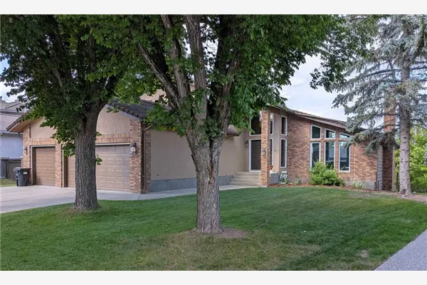 56 Patterson Crescent SW