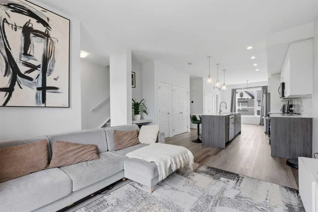 56 Evanscrest Manor NW