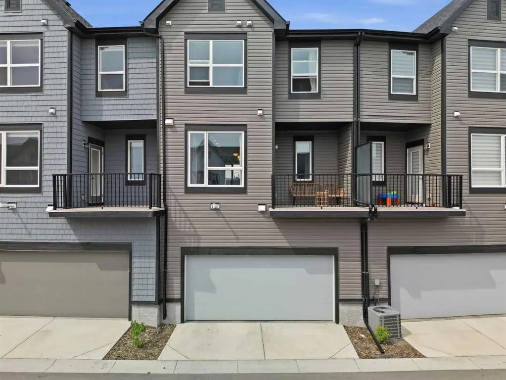 56 Evanscrest Manor NW