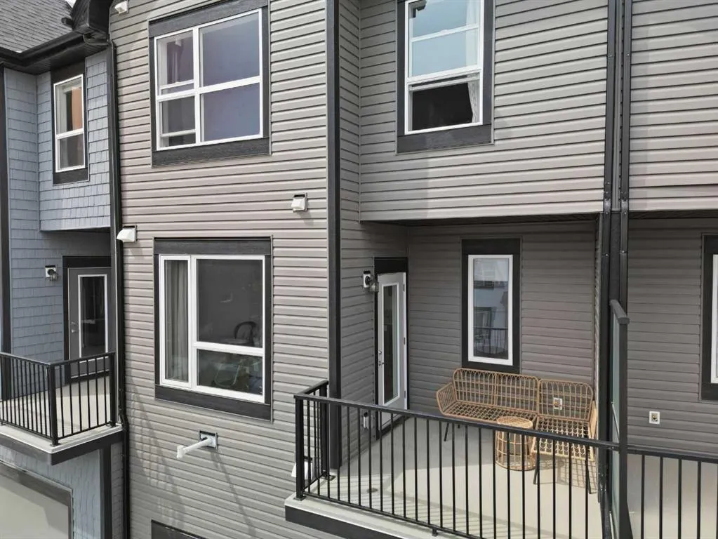 56 Evanscrest Manor NW