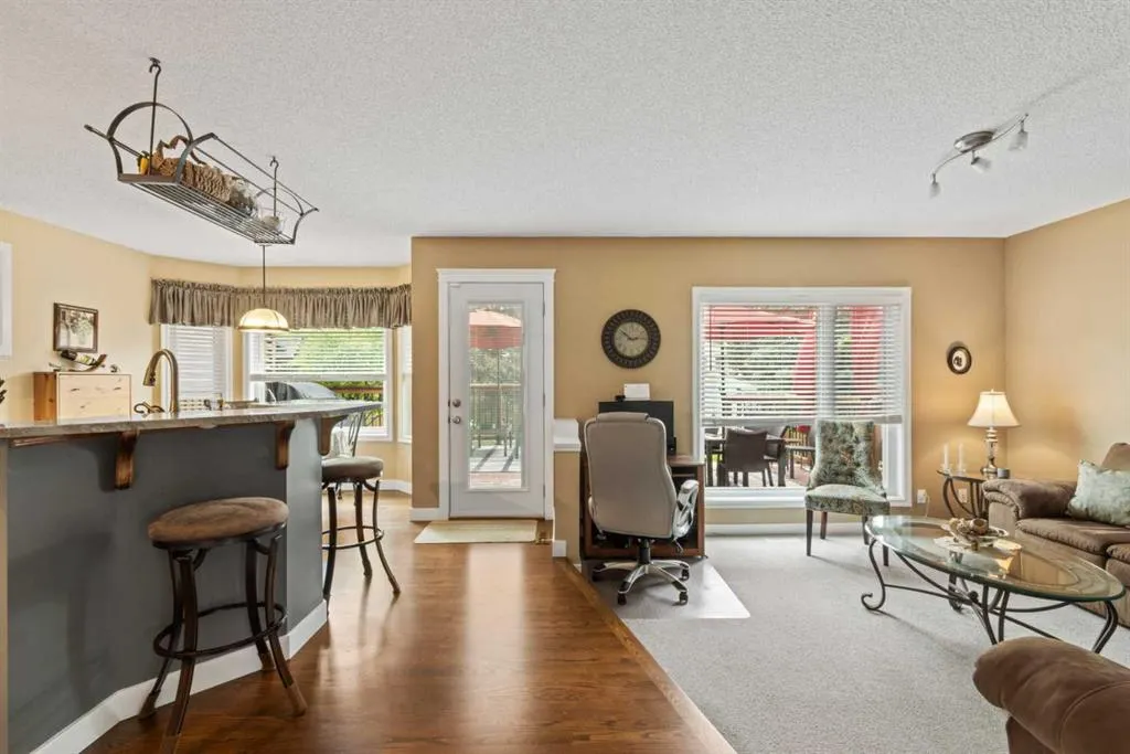 217 Douglas Glen Close SE