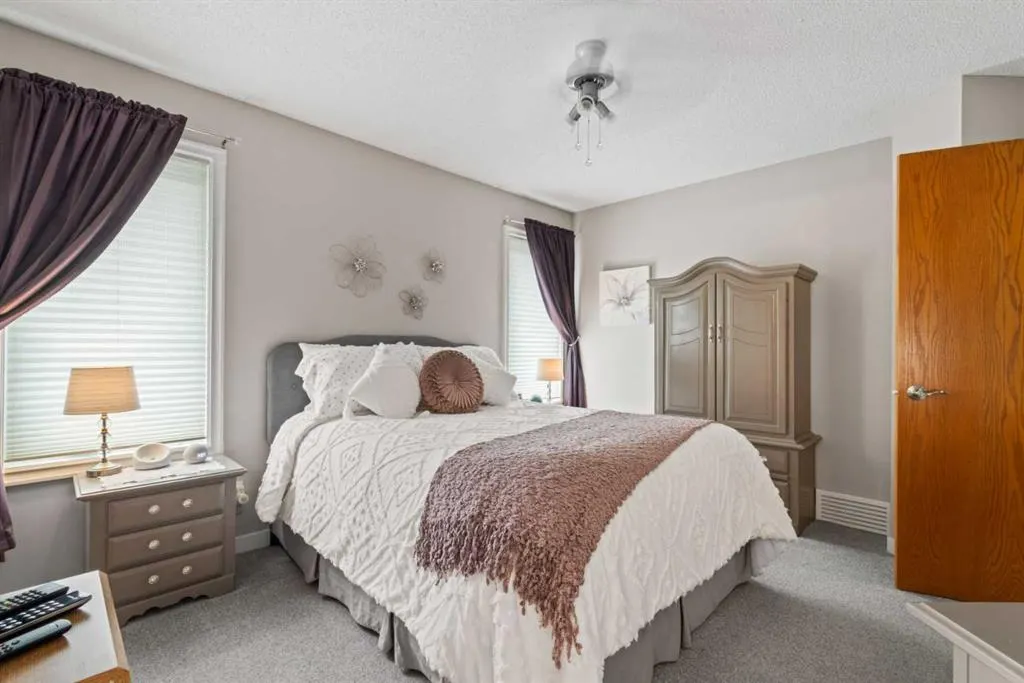 217 Douglas Glen Close SE