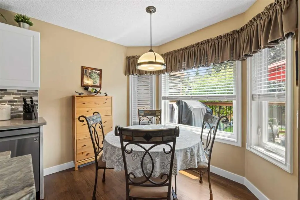 217 Douglas Glen Close SE