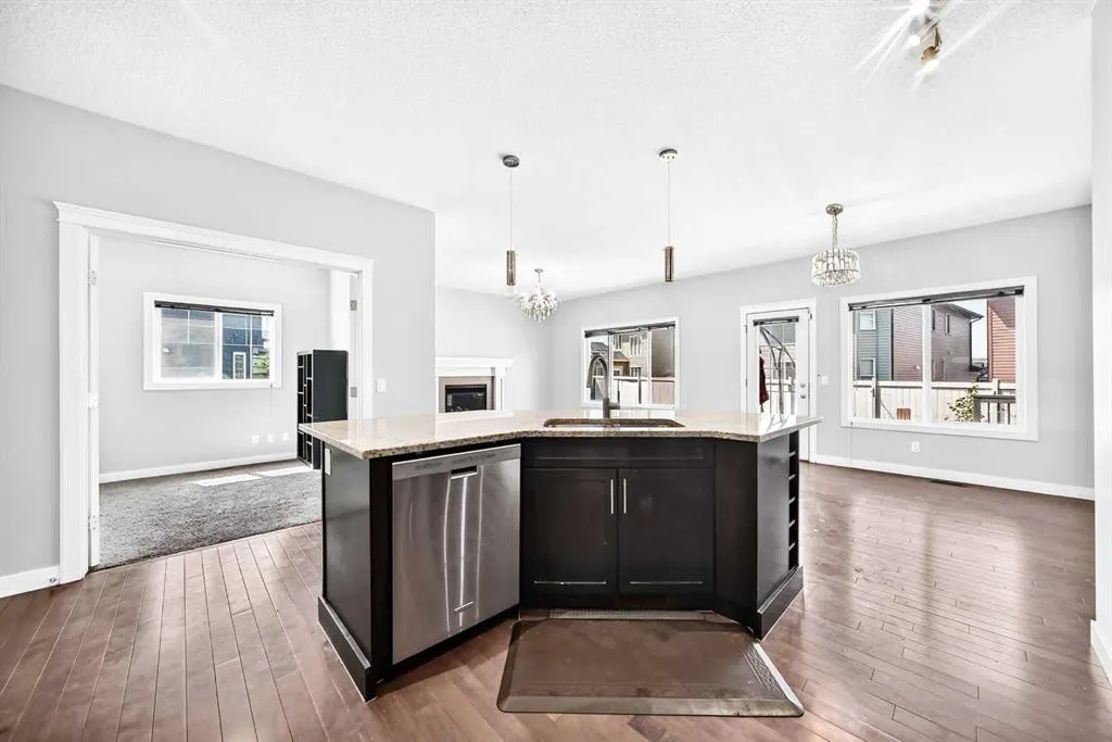 325 Evanspark Gardens NW