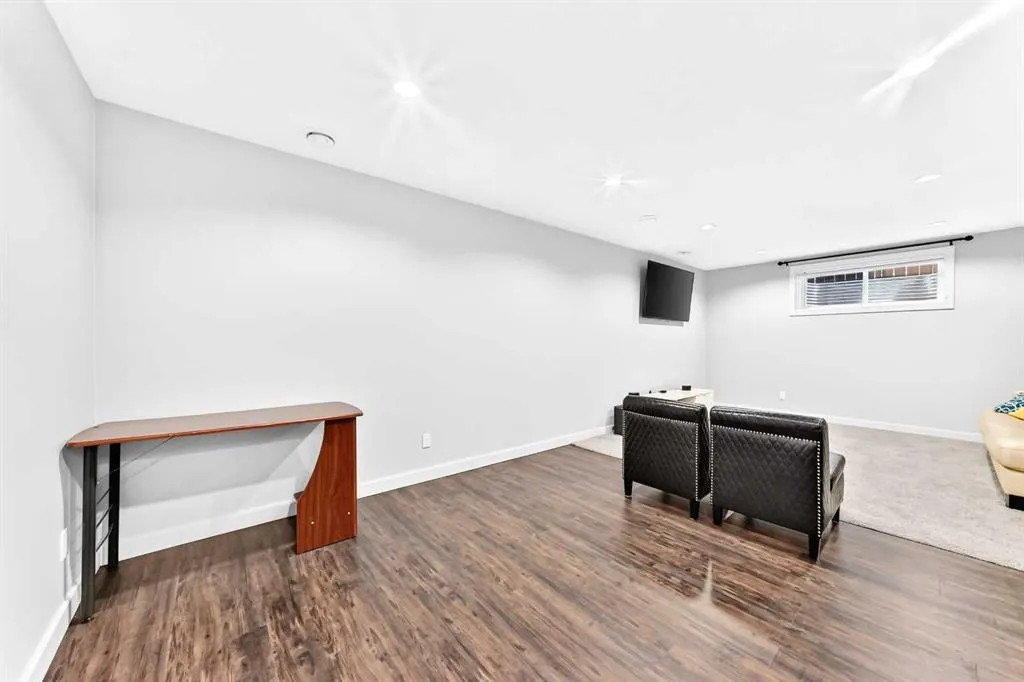 325 Evanspark Gardens NW