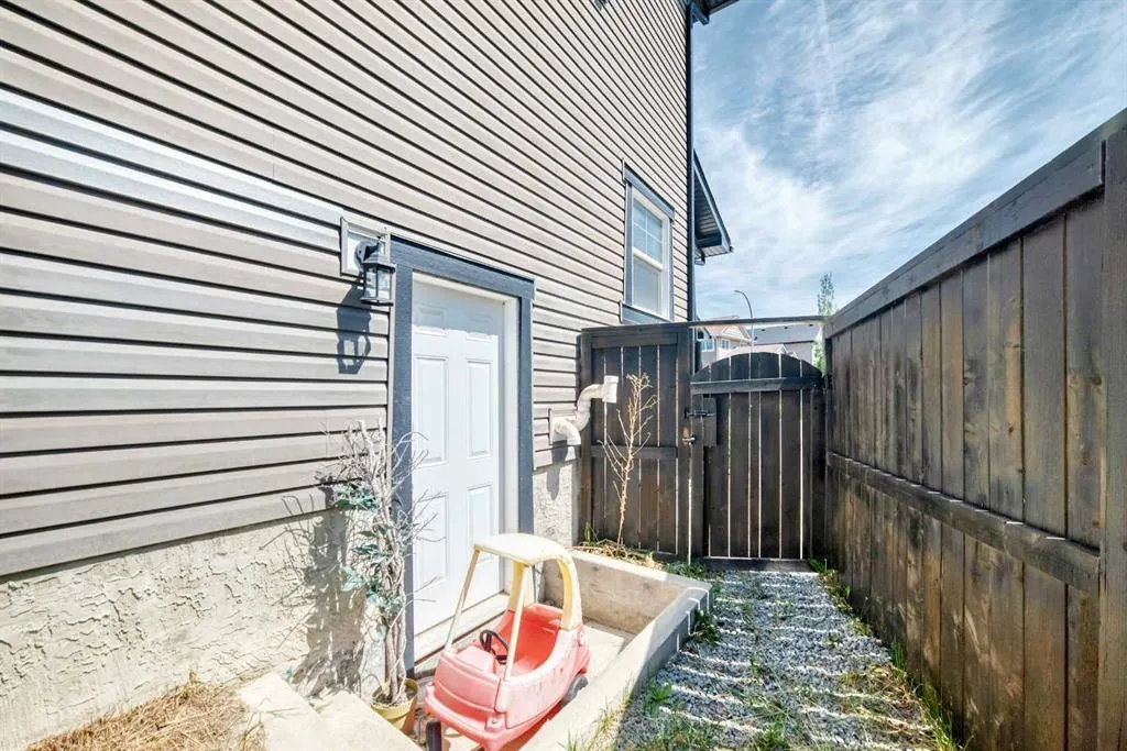 325 Evanspark Gardens NW