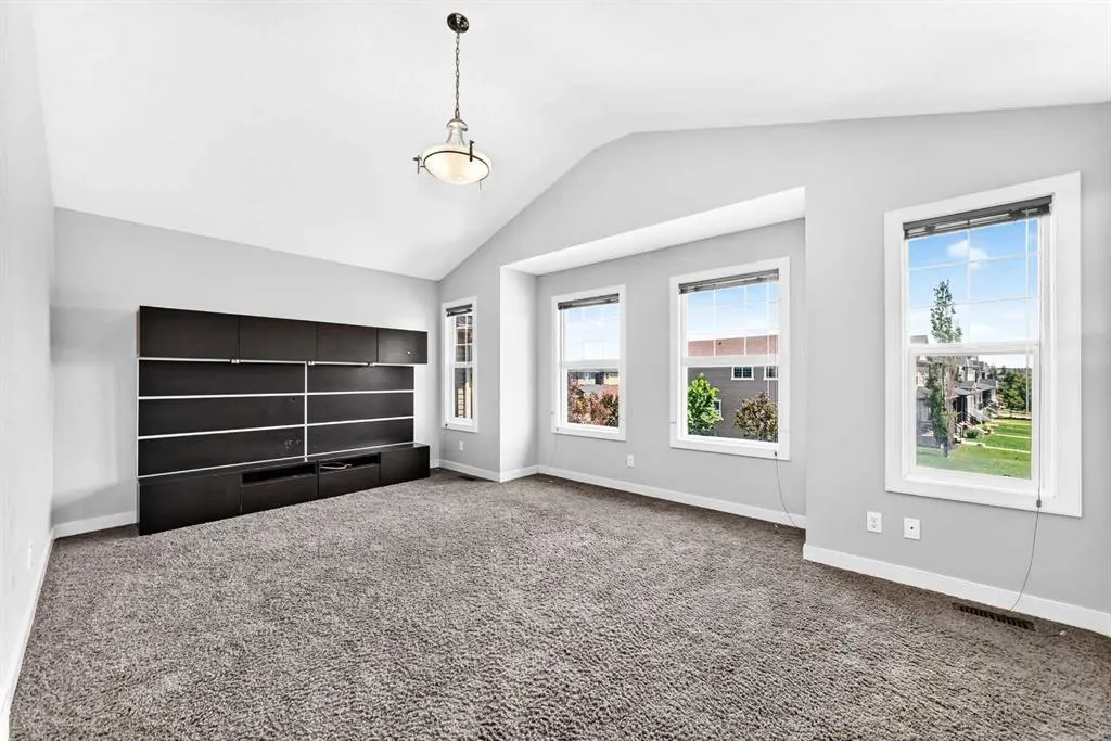 325 Evanspark Gardens NW