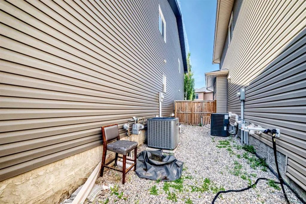 325 Evanspark Gardens NW