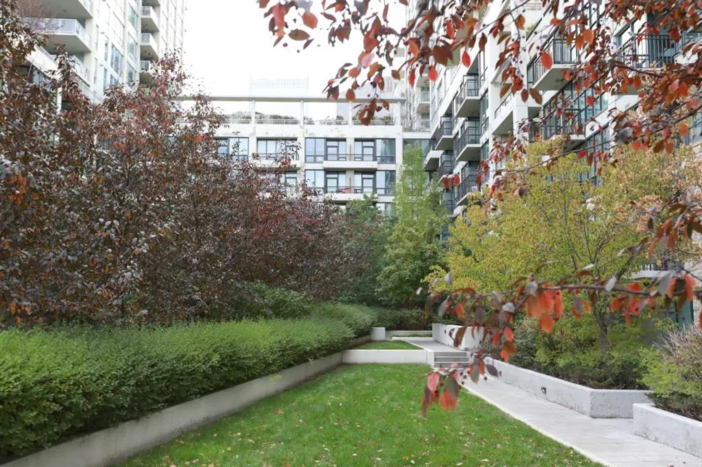 51 Waterfront Mews SW #304