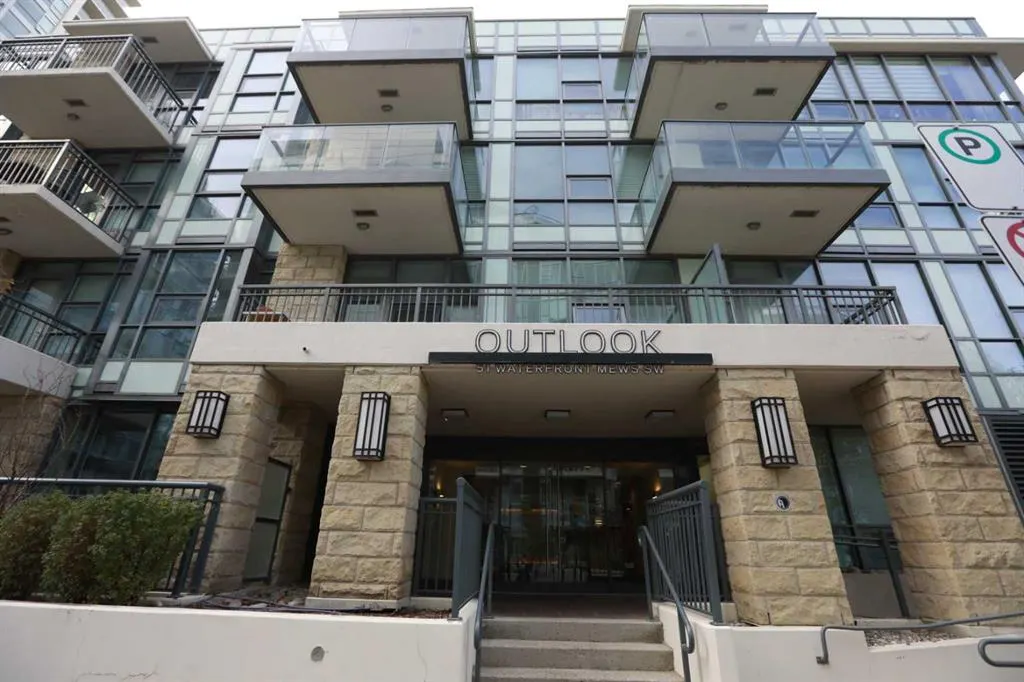 51 Waterfront Mews SW #304