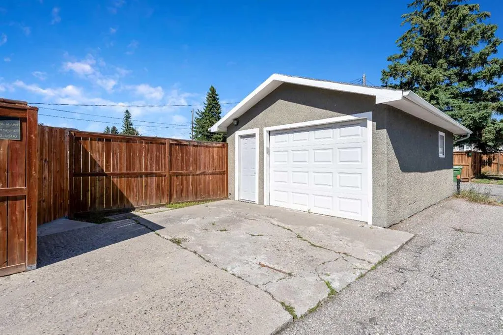 629 Agate Crescent SE