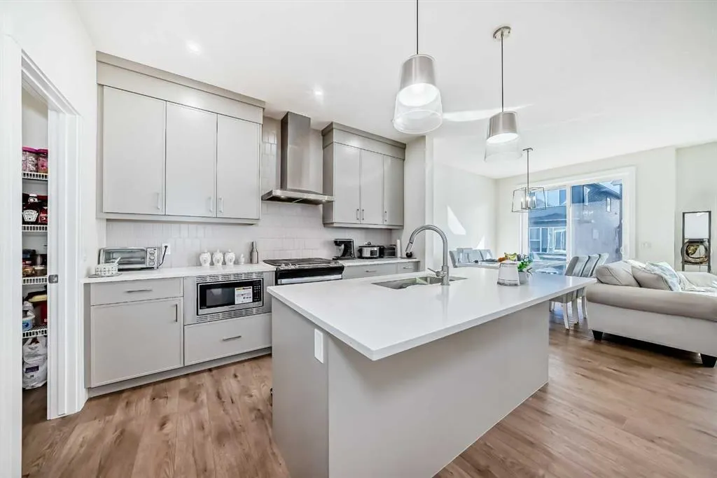 138 Silver Spruce Grove SW