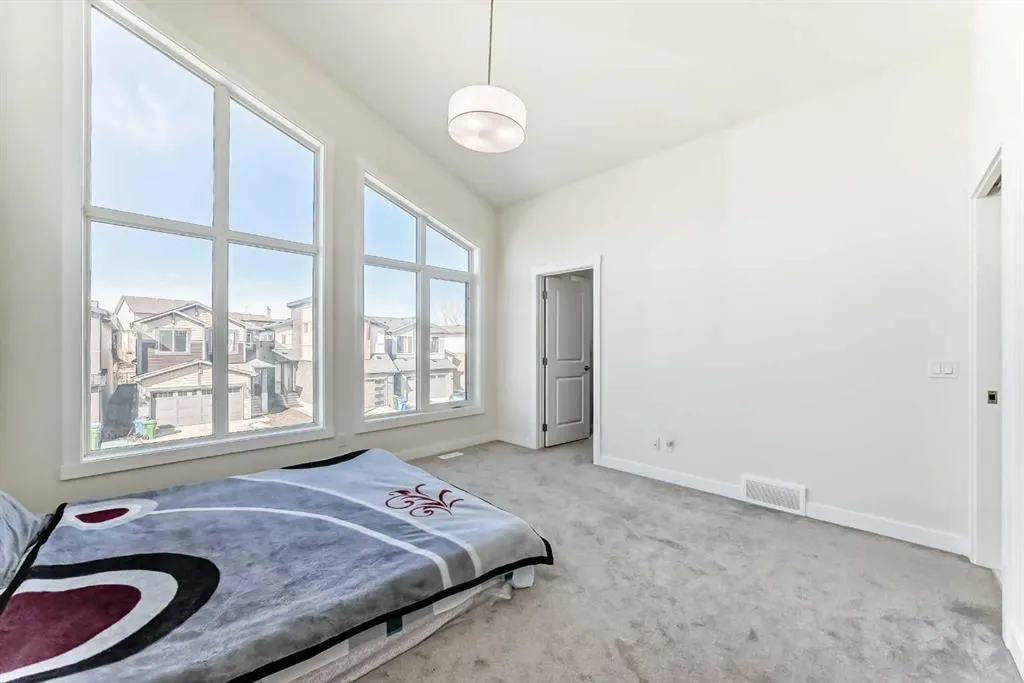 138 Silver Spruce Grove SW