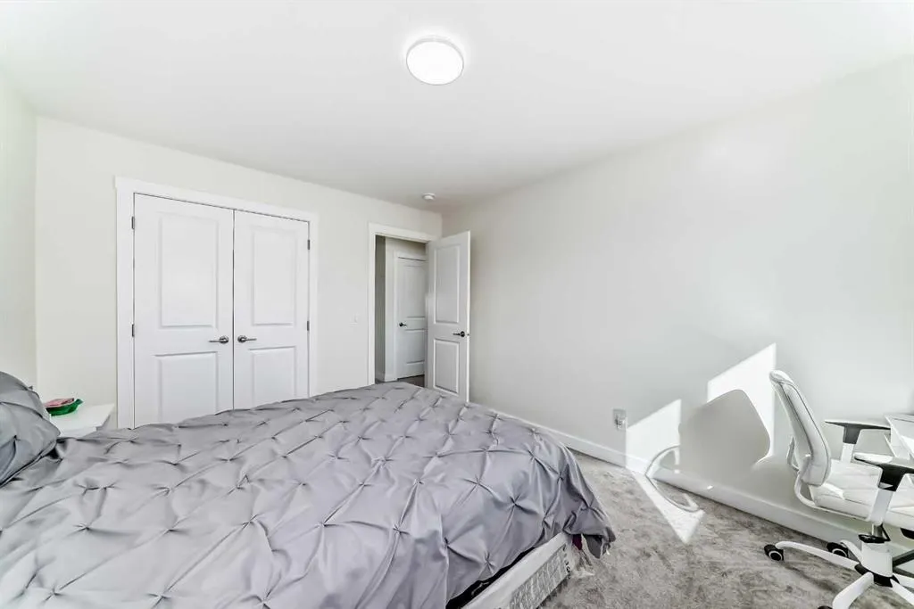 138 Silver Spruce Grove SW