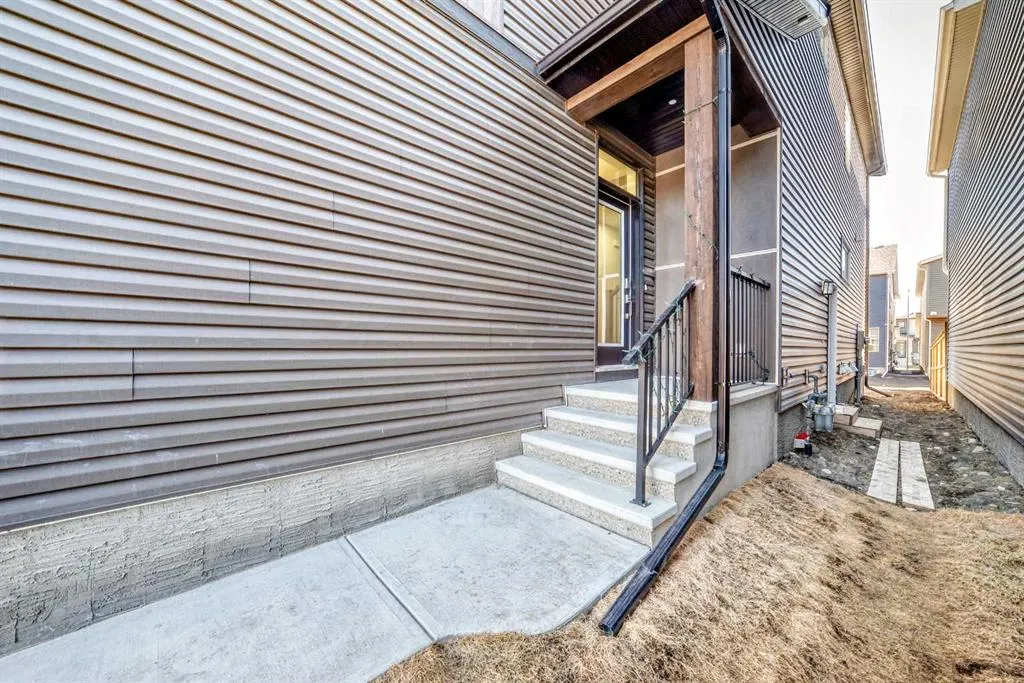 138 Silver Spruce Grove SW