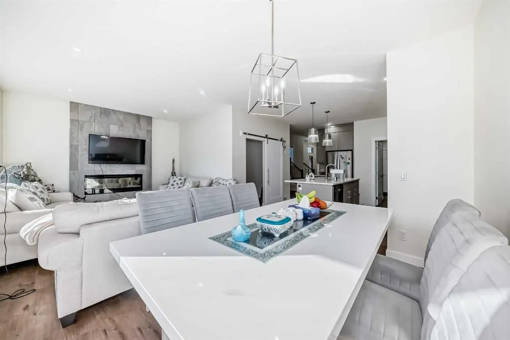 138 Silver Spruce Grove SW