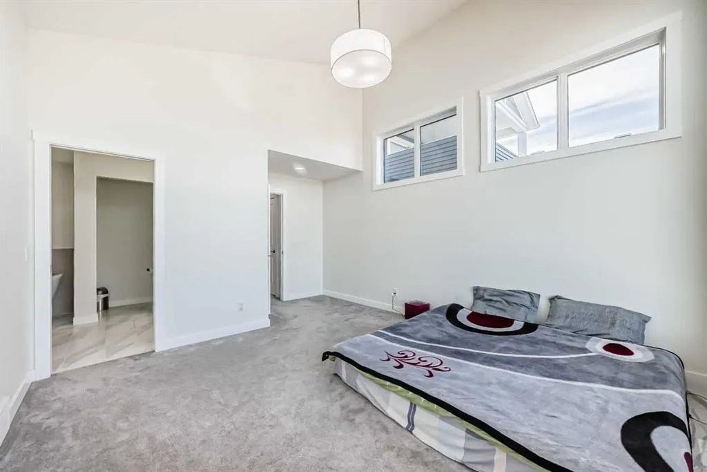 138 Silver Spruce Grove SW
