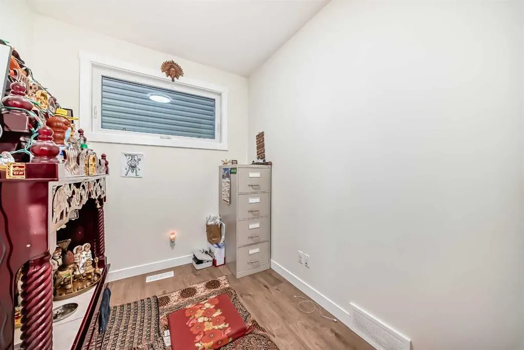 138 Silver Spruce Grove SW