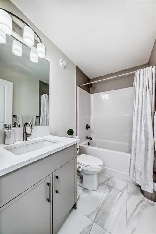 138 Silver Spruce Grove SW