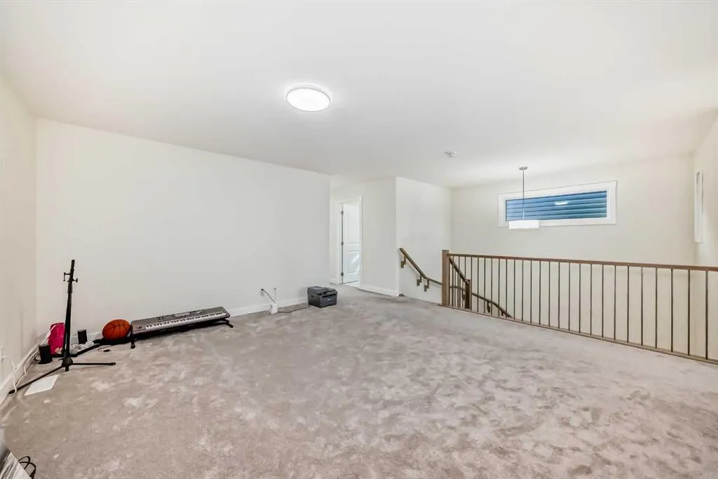 138 Silver Spruce Grove SW