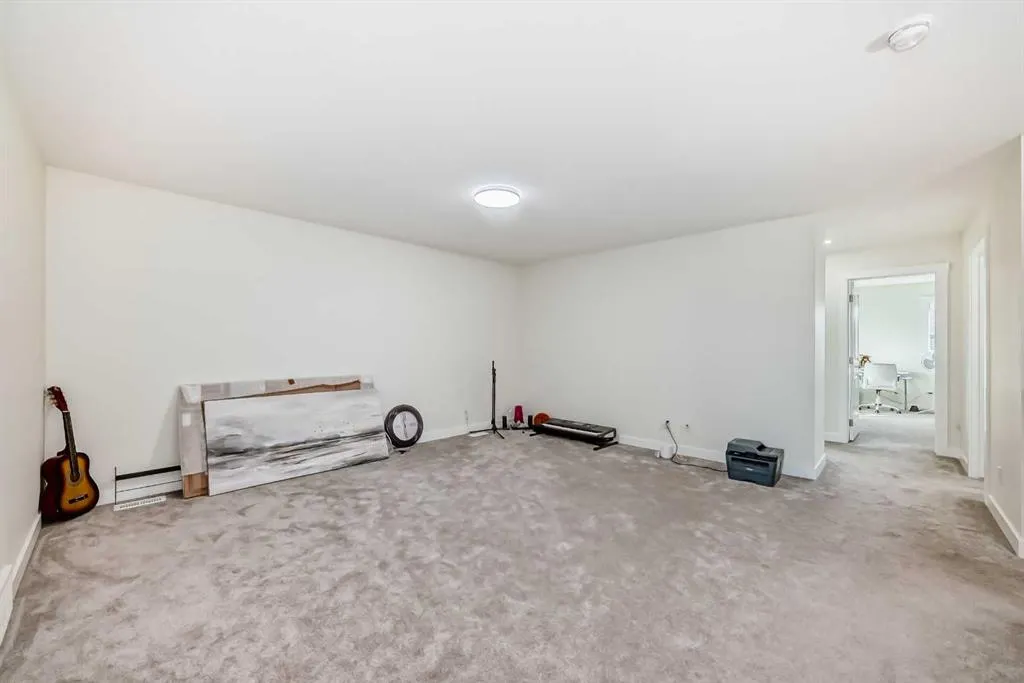 138 Silver Spruce Grove SW