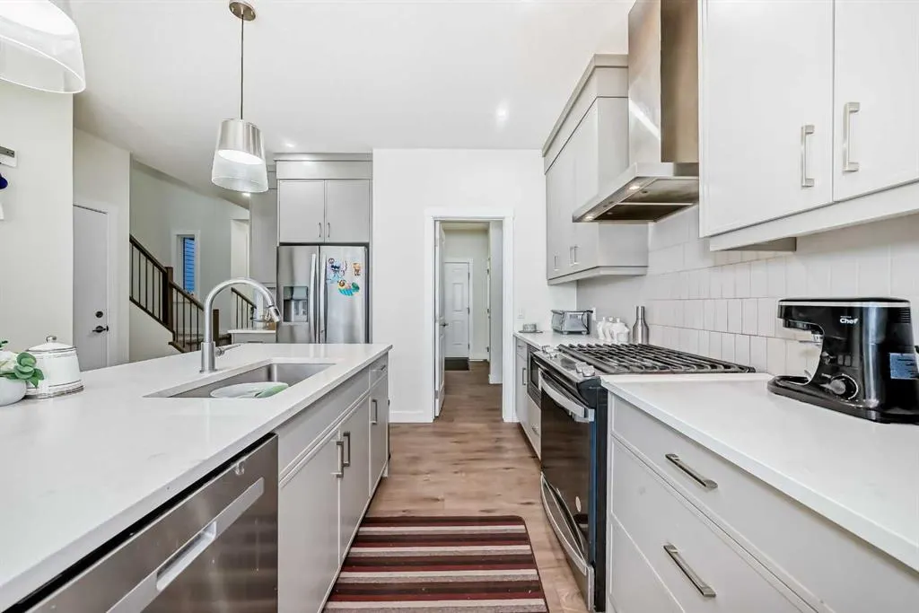 138 Silver Spruce Grove SW