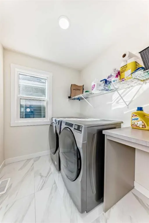 138 Silver Spruce Grove SW