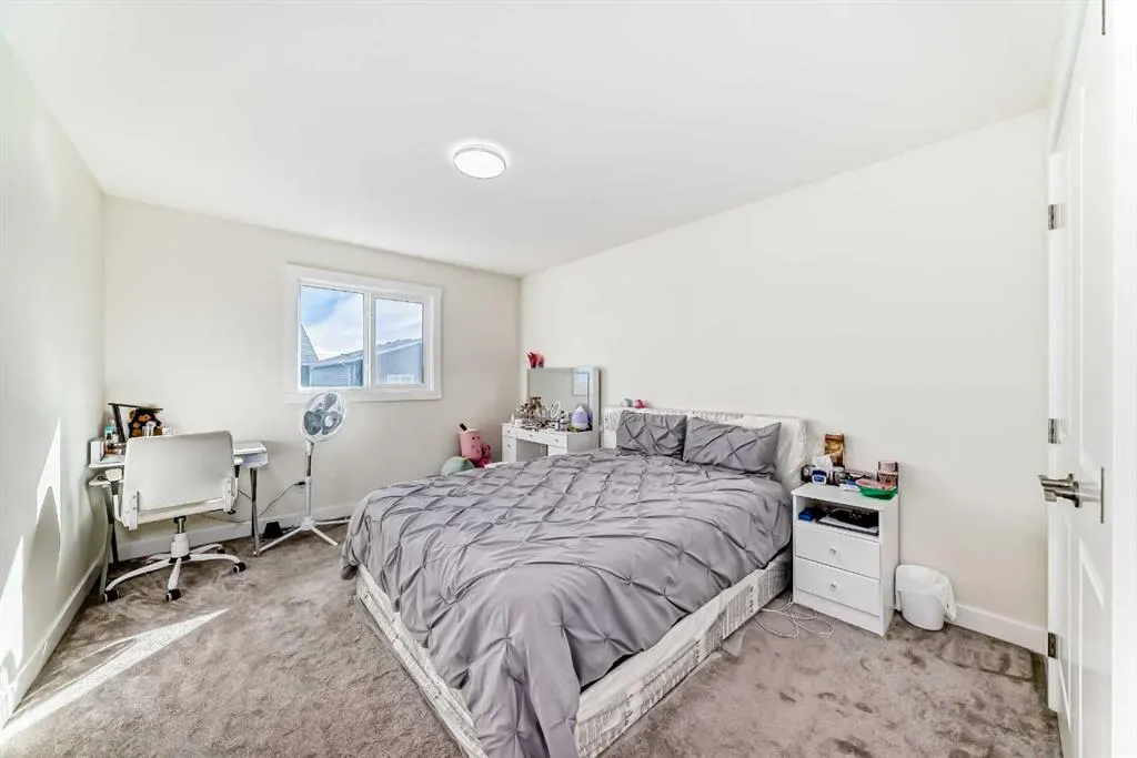 138 Silver Spruce Grove SW