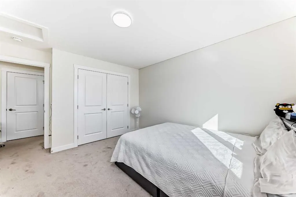 138 Silver Spruce Grove SW
