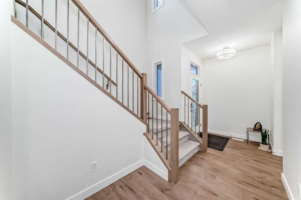 138 Silver Spruce Grove SW