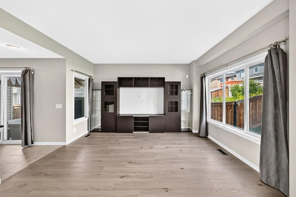 135 Evansridge Crescent NW