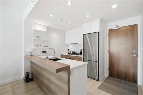 138 waterfront Court SW
