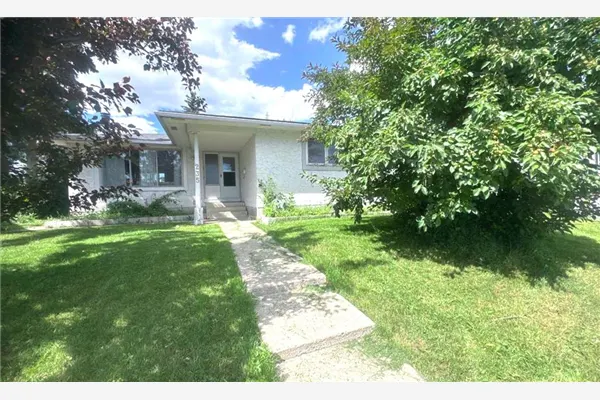 235 Penbrooke Close SE