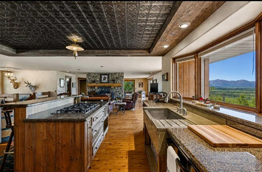 260097 Mountain Ridge Place