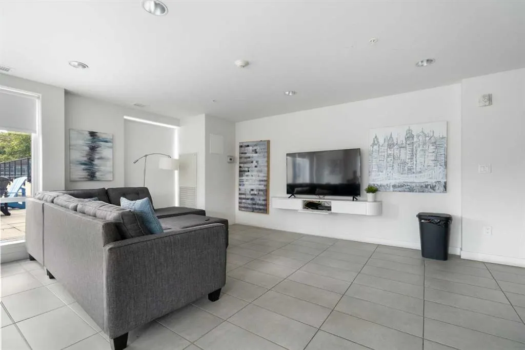303 13 Avenue SW #204