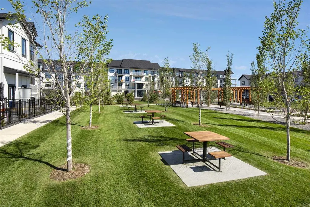 255 Les Jardins Park SE #101