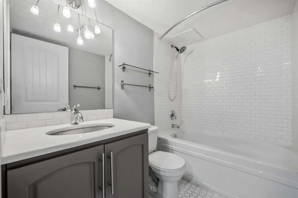2010 35 Avenue SW #207