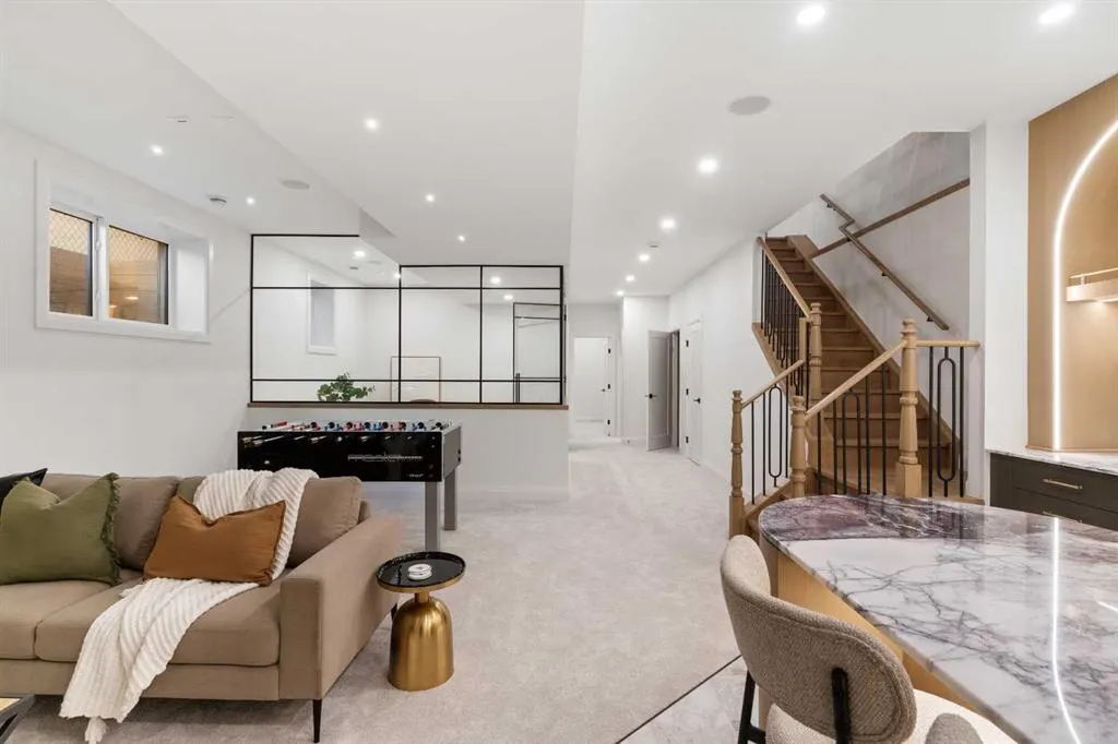 730 25 Avenue NW
