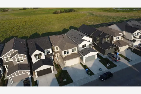 143 Belvedere Crescent SE