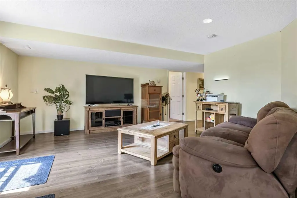 443 Riverside Green NW
