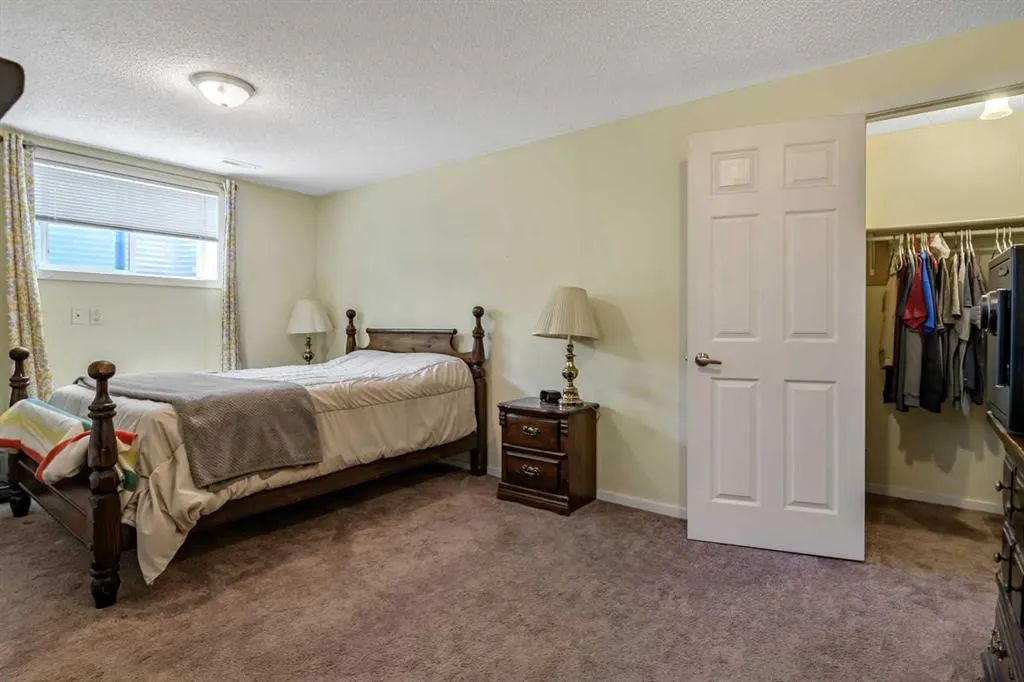 443 Riverside Green NW