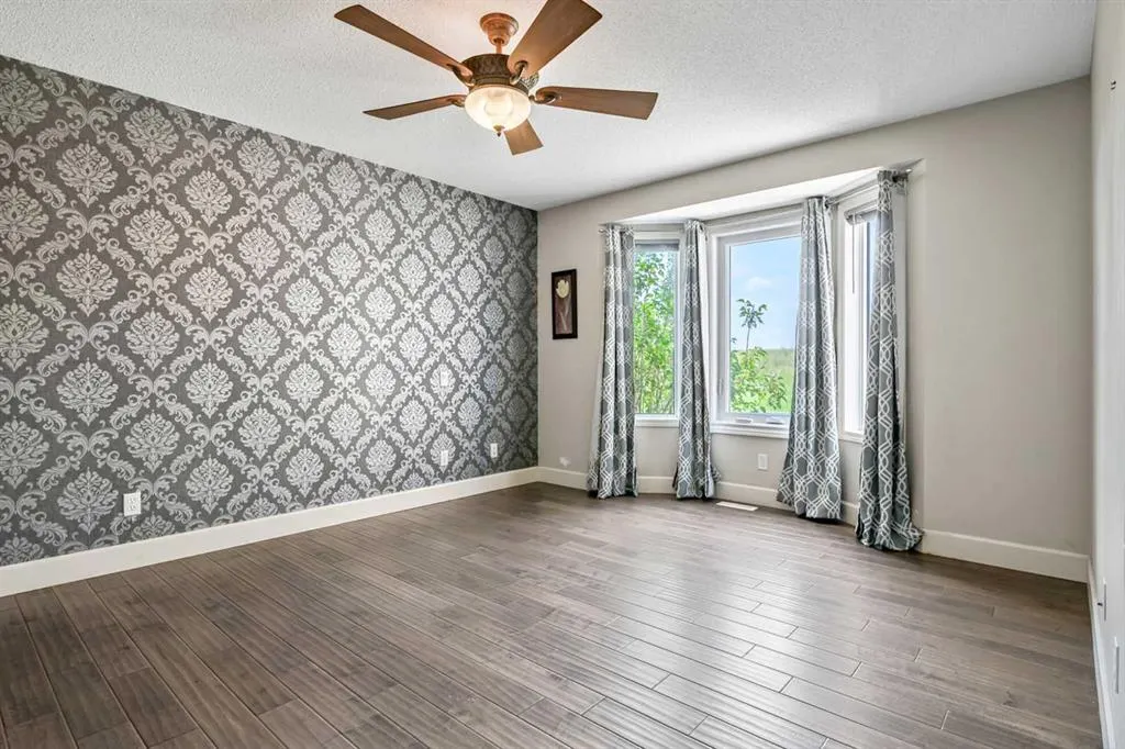 443 Riverside Green NW